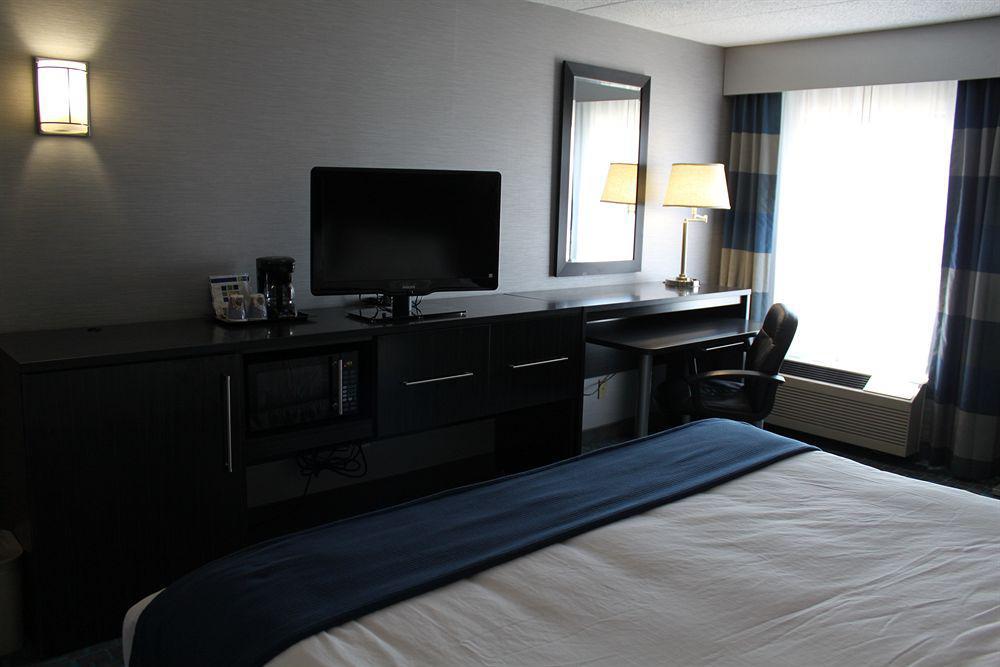 Express Janesville-i-90 & Us Highway 14 By Ihg 2*